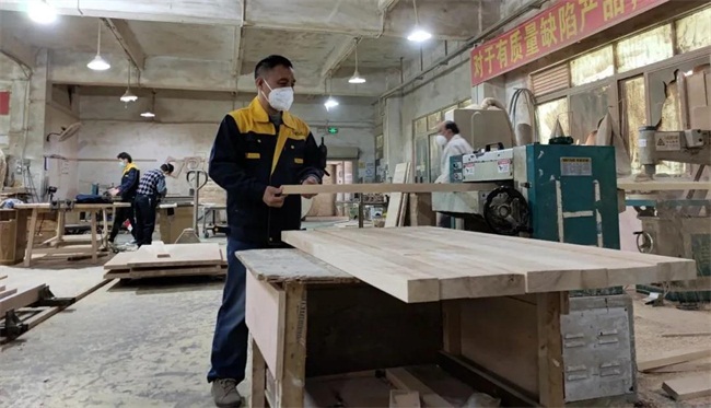 海德利總經理谷先生每天親臨一線，親自操作機器參與生產