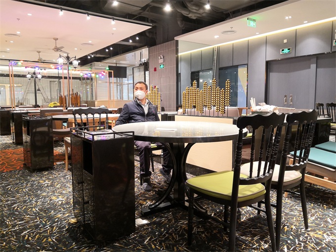 海德利總經(jīng)理到稻香餐廳體驗(yàn)餐椅的舒適度