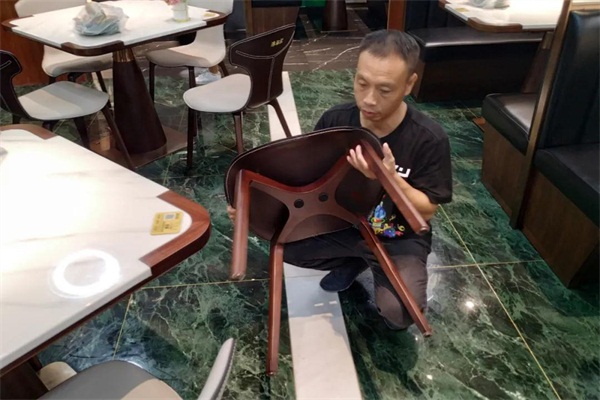 奇怪：一般人都了解海底撈極致服務(wù)，他為何在凌晨?jī)牲c(diǎn)研究海底撈火鍋家具？