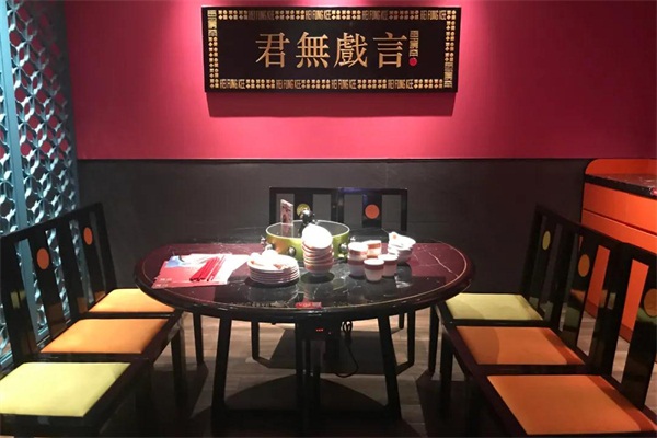 把“戲鳳記”豬肚雞打造成國(guó)潮餐飲品牌，海德利餐桌椅上演了一出好戲
